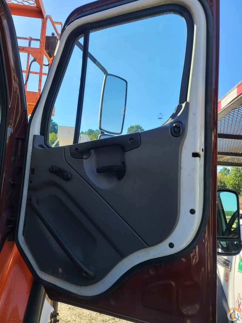 Elliott L60R Bucket/Service Truck Crane (Sold) in Morrow Georgia Crane Network image 7