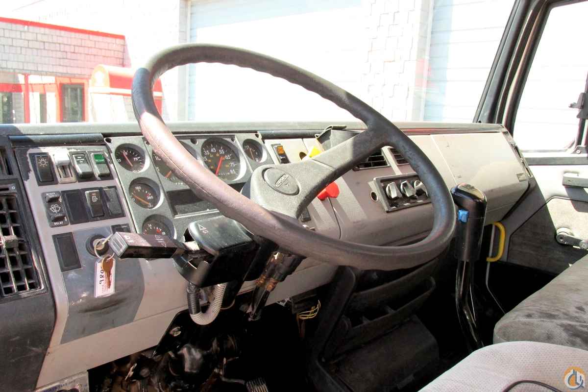 2000 PIONEER CRANE ON '98 FREIGHTLINER CHASSIS Boom Truck Crane (Sold) in Milwaukee Wisconsin Crane Network image 4