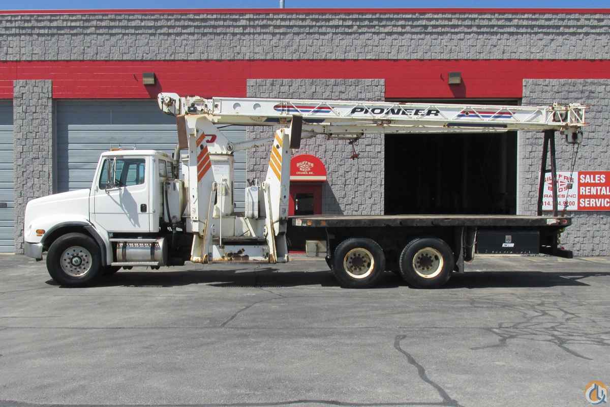 2000 PIONEER CRANE ON '98 FREIGHTLINER CHASSIS Boom Truck Crane (Sold) in Milwaukee Wisconsin Crane Network image 10