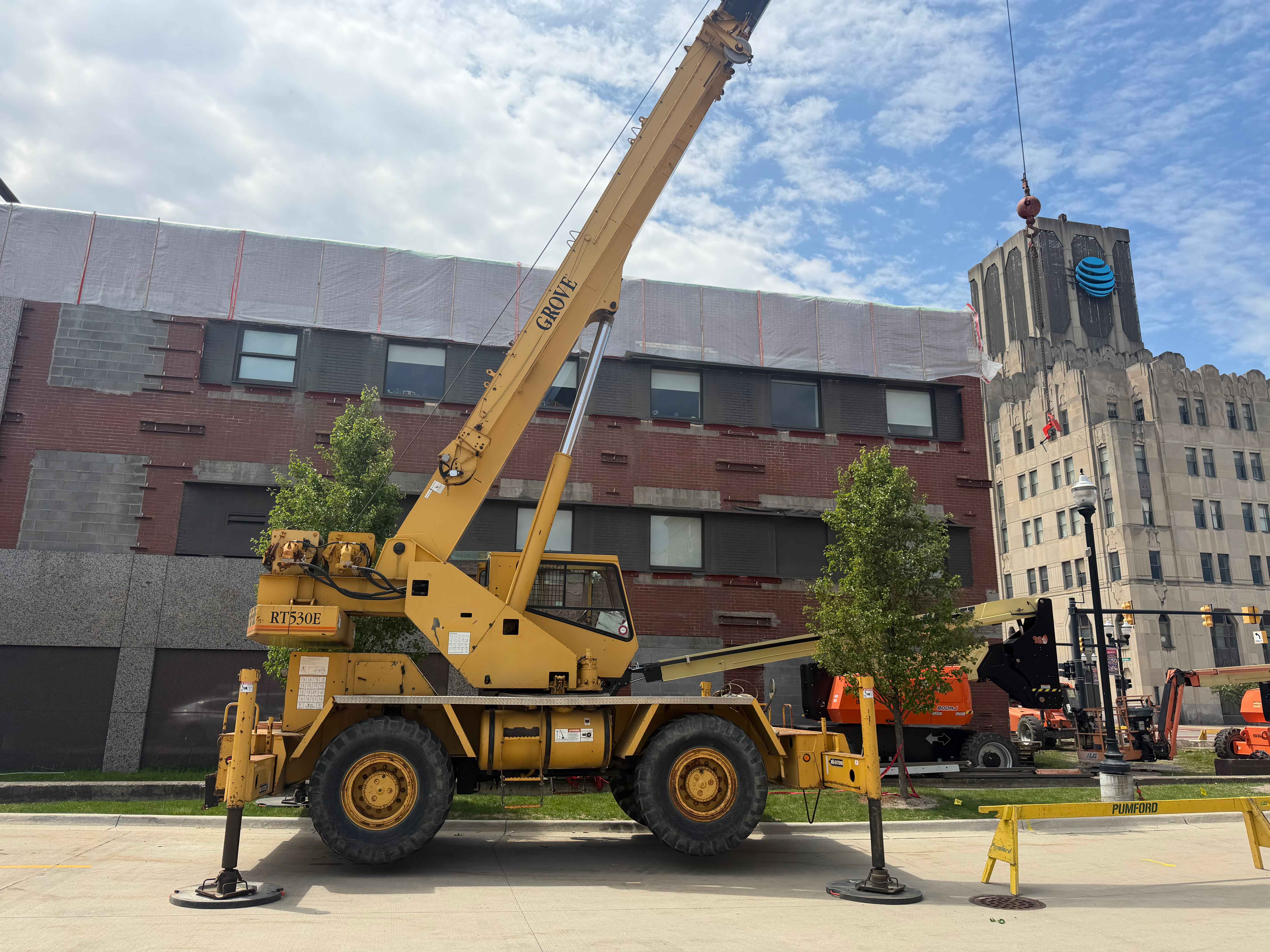 2000 Grove RT530E-2 Rough Terrain Crane for Sale in Bay City Michigan Crane Network image 0